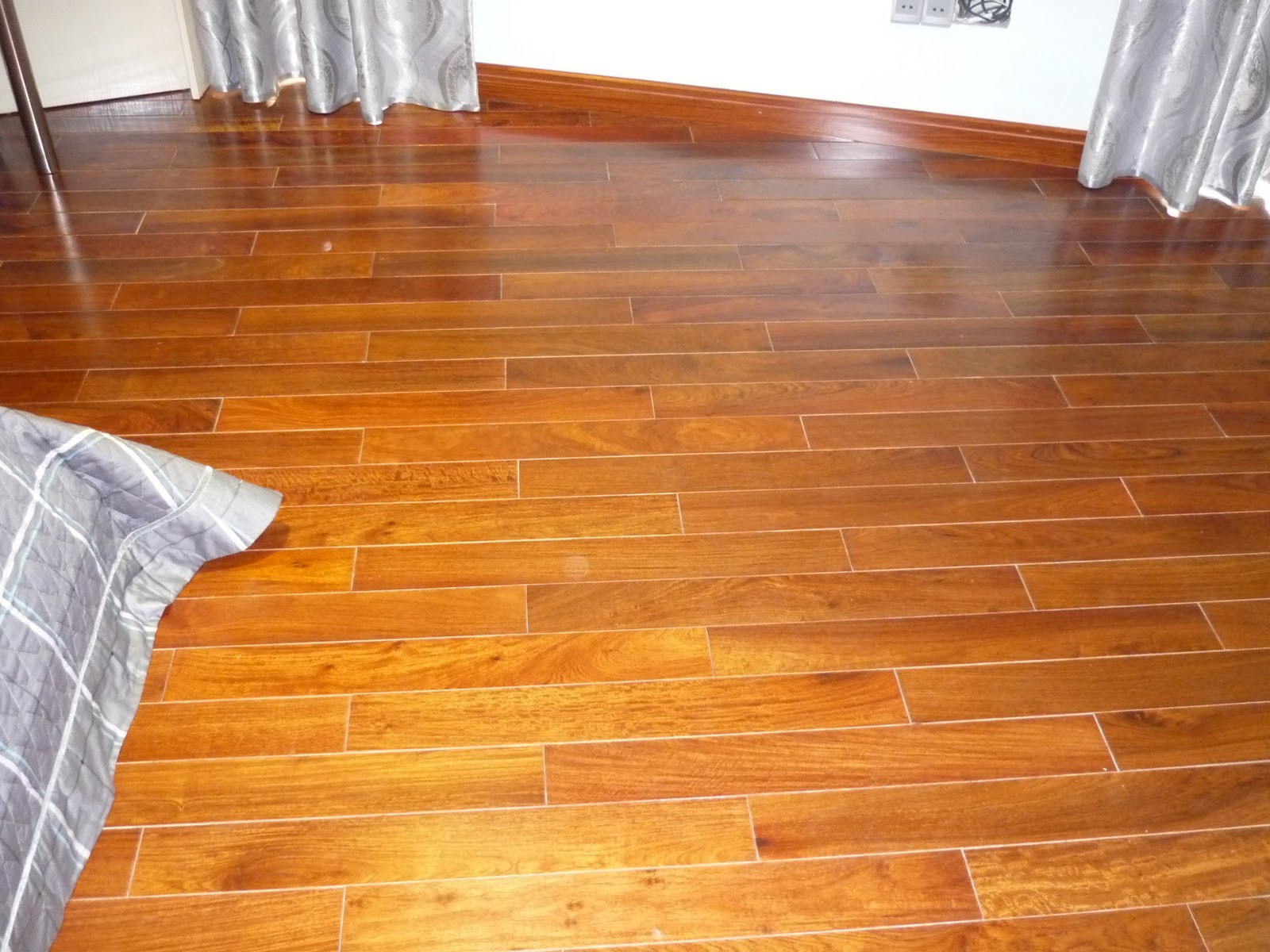Sàn gỗ hương Lào 18x120x750mm