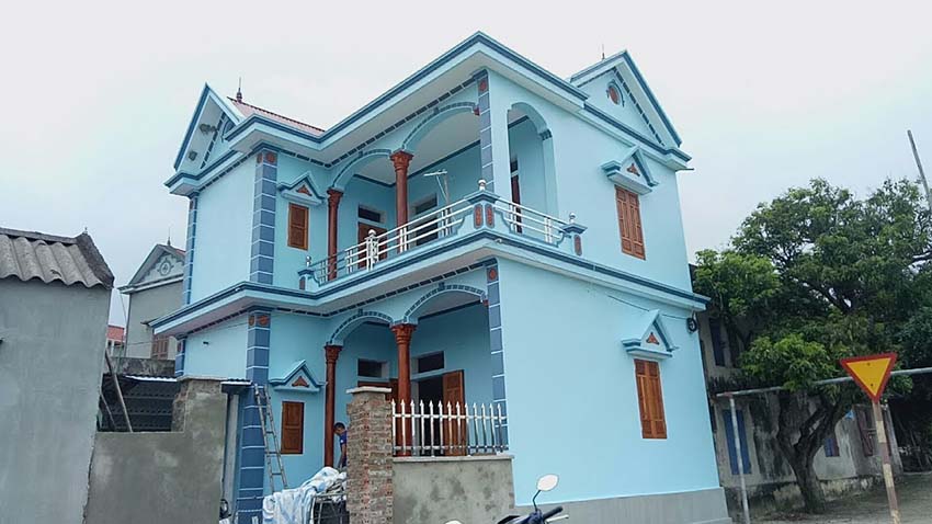 nhà hai tầng màu xanh nước biển