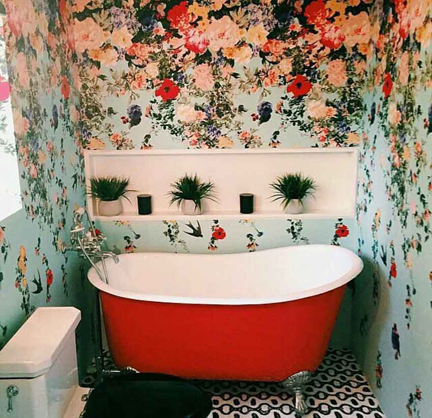 Dán tường màu xanh cho phòng tắm vintage