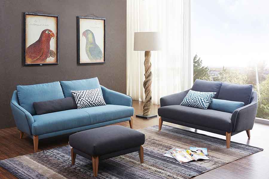 sofa màu xanh và màu đen rèm màu tắng tường màu nâu