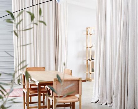 Rèm ngăn phòng khách và bếp – Ý tưởng thiết kế siêu tiết kiệm